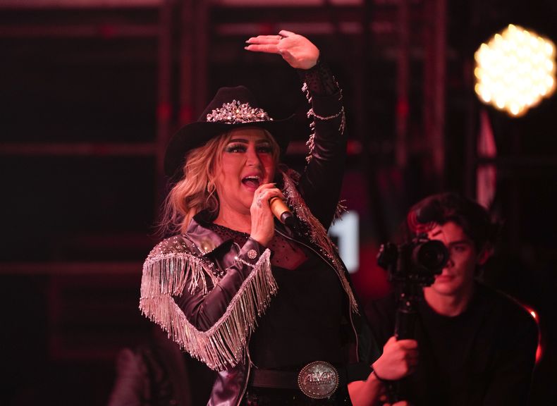 ARCHIVO - Alicia Villarreal durante su concierto en el primer día del festival Arre en la Ciudad de México el 9 de septiembre de 2023. (Foto AP/Fernando Llano, archivo)
