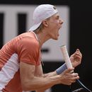 Shapovalov gana en Italia pese a penalización