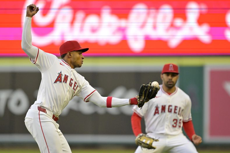 Christian Moore, izquierda, segunda base de los Angelinos de Los Ángeles, atrapa un elevado de David Hamilton, de los Medias Rojas de Boston, en la cuarta entrada del juego de béisbol de Grandes Ligas, el lunes 23 de junio de 2025, en Anaheim, California. (AP Foto/Jayne Kamin-Oncea)