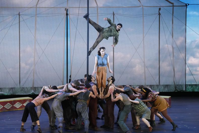 Miembros de la compañía de Water for Elephants durante su presentación en la 77a entrega de los Premios Tony el domingo 16 de junio de 2024 en Nueva York. (Foto Charles Sykes/Invision/AP)