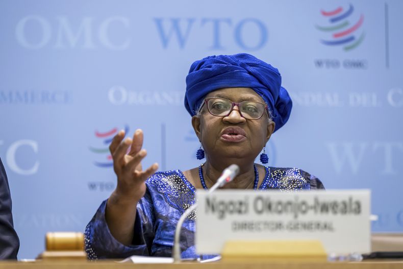 La directora general de la Organización Mundial de Comercio Ngozi Okonjo-Iweala en la sede de la organización en Ginebra, Suiza, el 16 de abril del 2025. (Martial Trezzini/Keystone via AP)