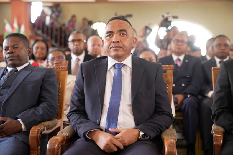 El comandantande la unidad militar de élite CAPSAT, el coronel Michael Randrianirina, espera para tomar posesión como presidente de Madagascar, en la capital, Antananarivo, el 17 de octubre de 2025. (AP Foto/Brian Inganga)