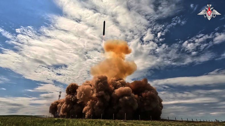 Imagen tomada de video entregado por el Departamento de Prensa del Ministerio de Defensa de Rusia el 12 de mayo del 2026, que muestra una prueba del misil balístico intercontinental Sarmat. (Departamento de Prensa del Ministerio de Defensa de Rusia via AP)