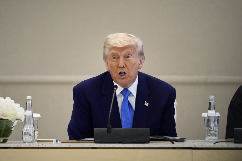 El presidente de Estados Unidos, Donald Trump, asiste a una cumbre empresarial en Qasr Al Watan, Abu Dhabi, Emiratos Árabes Unidos, el 16 de mayo de 2025. (AP Foto/Altaf Qadri)