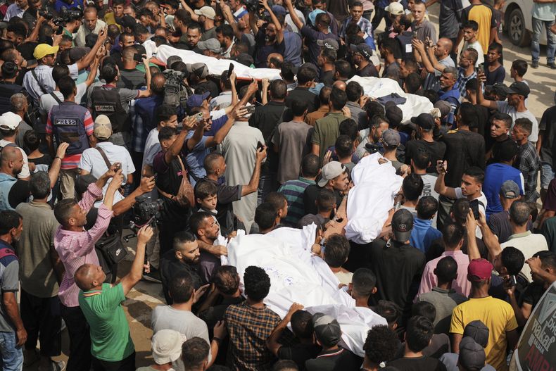 Palestinos llevan los cuerpos de periodistas, incluidos los corresponsales de Al Jazeera Anas al-Sharif y Mohamed Qreiqeh, que murieron en un ataque aéreo israelí, durante su funeral en las afueras del complejo hospitalario Shifa de la ciudad de Gaza, el lunes 11 de agosto de 2025. (Foto AP/Jehad Alshrafi)