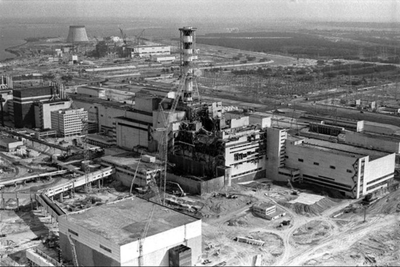 ARCHIVO - Esta vista aérea del 26 de abril de 1986 muestra la central nuclear de Chernóbil, Ucrania. (AP Foto/Volodymyr Repik, archivo)