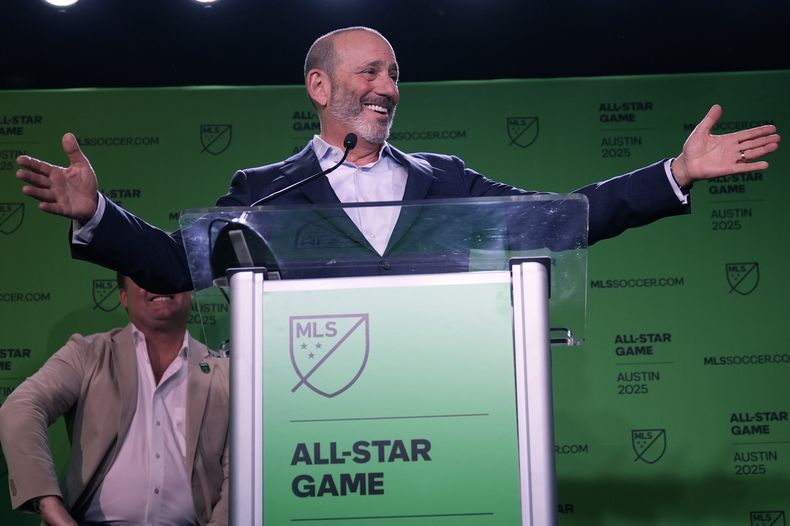 ARCHIVO - El Comisionado de la Major League Soccer Don Garber anuncia que el Austin FC será anfitrión del Juego de Estrellas de la MLS de 2025, el miércoles 15 de mayo de 2024, en Austin, Texas. (AP Foto/Eric Gay, Archivo)