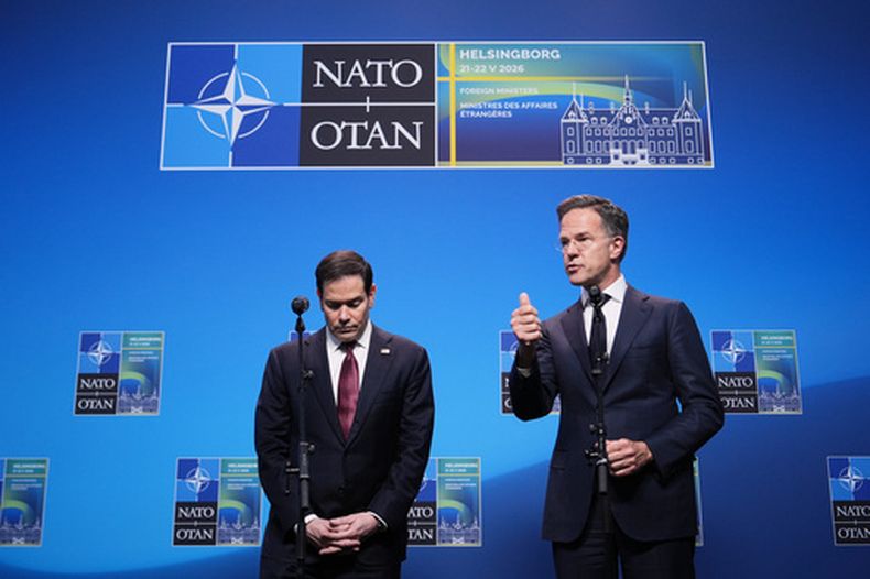 El secretario de Estado de Estados Unidos, Marco Rubio (izquierda), y el secretario general de la OTAN, Mark Rutte, ofrecen una declaración durante una cumbre de ministros de Exteriores de la alianza en Helsingborg, Suecia, el 22 de mayo de 2026. (AP Foto/Julia Demaree Nikhinson, Pool)