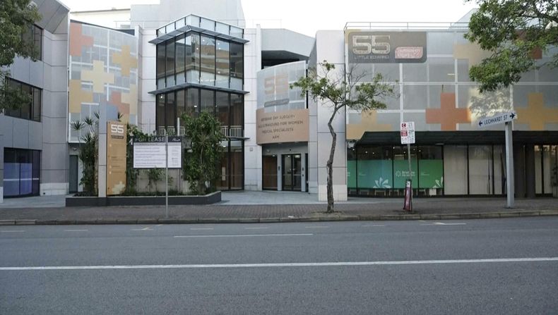 En esta imagen, tomada de un video, se muestra el exterior de la clínica de Monash IVF en Brisbane, Australia, el viernes 11 de abril de 2025. (AuBC, CHANNEL 9 vía AP)