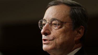 americateve | Mario Draghi, director del Banco Cental Europeo, da un discurso en la Facultad Kennedy de Gobierno de Harvard, en Massachusetts, el mi&eacute;rcoles 10 de octubre de 2013. (Foto AP/Steven Senne)