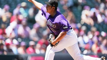 El lanzador abridor de los Rockies de Colorado, Tomoyuki Sugano, trabaja ante los Rojos de Cincinnati en la primera entrada de un partido de béisbol en Denver, el sábado 18 de julio de 2026. (Foto AP/David Zalubowski)