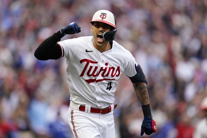 El boricua Carlos Correa, de los Mellizos de Minnesota, festeja luego de conectar un sencillo productor en el segundo juego de la serie de comodines ante los Azulejos de Toronto, el miércoles 4 de octubre de 2023 (AP Foto/Abbie Parr)