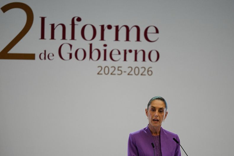 La presidenta de México, Claudia Sheinbaum, da su informe de gobierno desde Palacio Nacional, el 1 de septiembre de 2026, en Ciudad de México. (AP Foto/Fernando Llano)