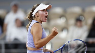 La estadounidense Sofia Kenin celebra tras anotar un punto en el duelo de segunda ronda del Abierto de Francia ante la francesa Caroline Garcia el miércoles 29 de mayo del 2024. (AP Foto/Jean-Francois Badias)