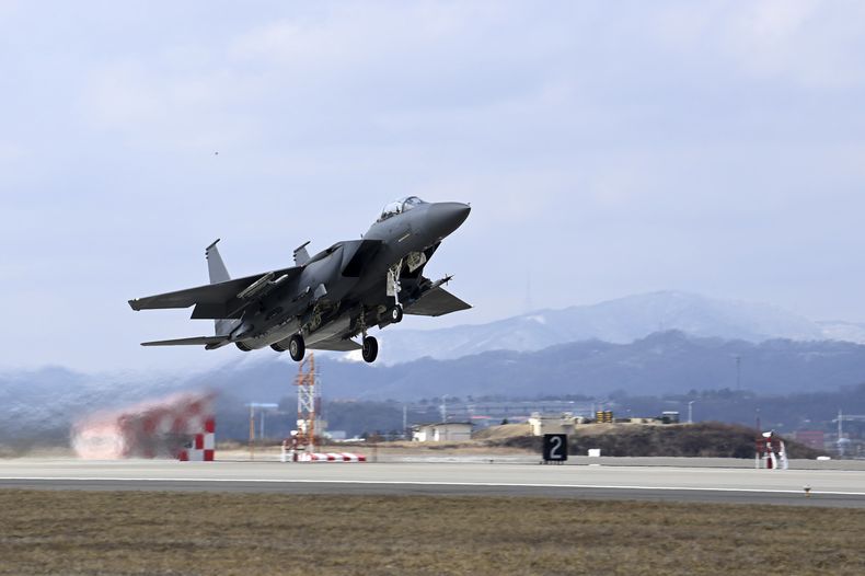 En esta imagen, proporcionada por el Ministerio de Defensa de Corea del Sur, un caza F-15K de las fuerzas aéreas surcoreanas despega de una base militar en Cheongju, Corea del Sur, el 23 de febrero de 2024. (Ministerio de Defensa de Corea del Sur vía AP)