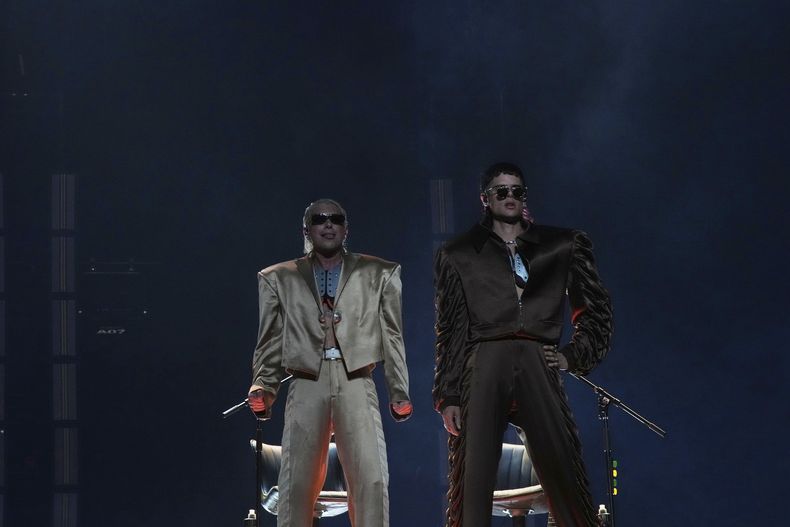 CA7RIEL y Paco Amoroso durante su concierto en la Ciudad de México, el viernes 15 de agosto de 2025. (Foto AP/Fernando Llano)