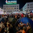 Gente levanta carpas en una protesta tras el desahucio el miércoles anterior de una mujer de 87 años, para reclamar leyes más firmes que protejan a los inquilinos en la plaza de Puerta del Sol en Madrid, España, el sábado 26 de septiembre de 2026. (AP Foto/Manu Fernandez)