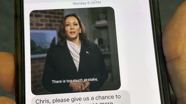Vista de un mensaje en un teléfono celular el 30 de octubre de 2024, en Washington, mientras millones de electores en EEUU reciben mensajes promocionando a Donald Trump o Kamala Harris en los últimos días de la campaña presidencial. (AP Foto/Jon Elswick)