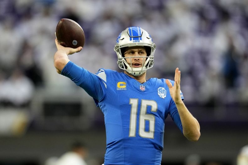 El quarterback de los Lions de Detroit, Jared Goff, calienta antes del partido contra los Vikings de Minnesota, el domingo 24 de diciembre de 2023, en Minneapolis. (AP Foto/Abbie Parr)