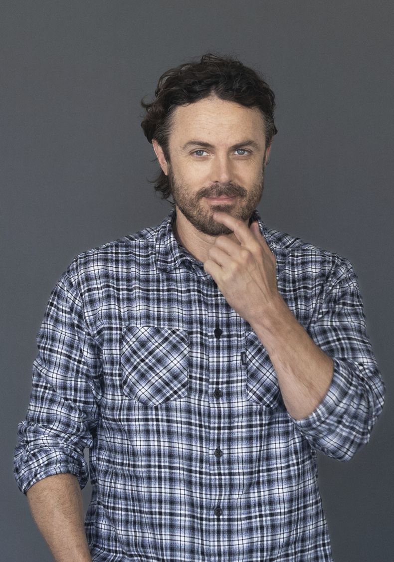 El actor Casey Affleck posa para promocionar la película The Instigators el viernes 26 de julio de 2024 en Boston. (Foto AP/Reba Saldanha)