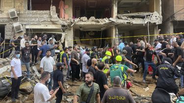 Un grupo de personas se reúne cerca de un edificio dañado por un bombardeo de Israel, el viernes 20 de septiembre de 2024, en el sur de Beirut, Líbano. (Foto AP/Bilal Hussein)