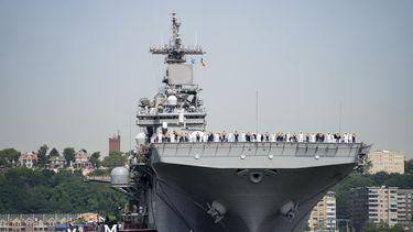 ARCHIVO - Marinos y personal del servicio militar llegan al USS Wasp en el río Hudson, el 24 de mayo de 2023, en Nueva York. (AP Foto/John Minchillo, Archivo)
