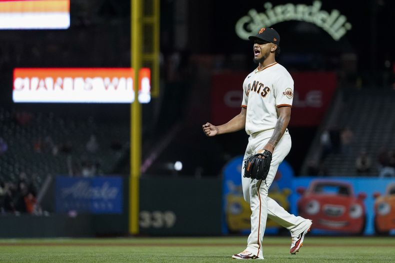 El dominicano Camilo Doval, de los Gigantes de San Francisco, festeja la victoria sobre los Cardenales de San Luis, el miércoles 26 de abril de 2023 (AP Foto/Godofredo A. Vásquez)