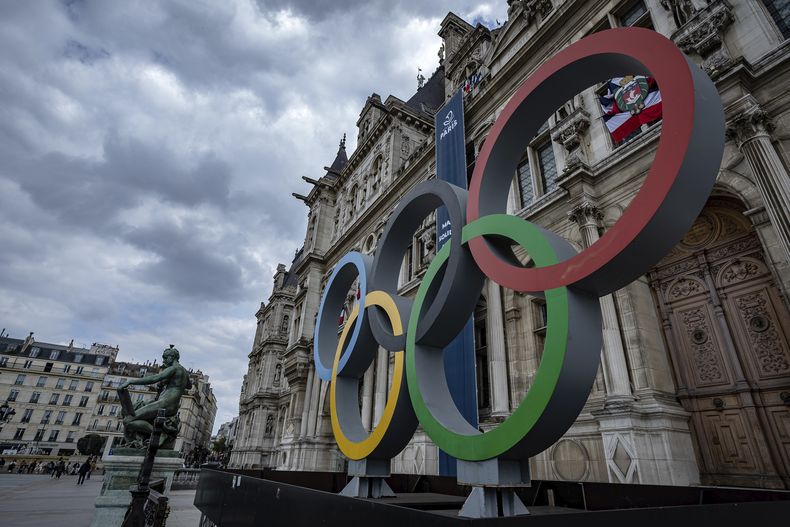 ARCHIVO - Foto del 30 de abril del 2023, los aros olímpicos afuera del Ayuntamiento deParís. El viernes 1 de diciembre del 2023, la Unión Europea de Gimnasia vota por no permitir el retorno de deportistas rusos y bielorrusos. (AP Foto/Aurelien Morissard, Archivo)