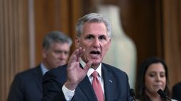 ARCHIVO - El presidente de la Cámara de Representantes de Estados Unidos, Kevin McCarthy, republicano por California, celebra una conferencia de prensa antes del receso estival de la cámara en agosto, en el Capitolio, Washington, el 27 de julio de 2023. (AP Foto/J. Scott Applewhite, Archivo)