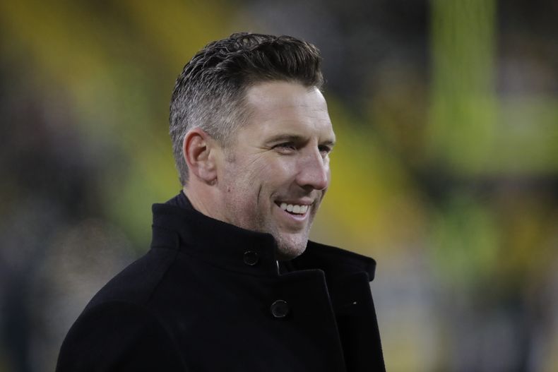ARCHIVO - Foto del 22 de enero del 2022 el asistente de gerente general de los 49ers de San Francisco Adam Peters observa a los jugadores antes del duelo divisional ante los Packers de Green Bay. El viernes 12 de enero del 2024 los Commanders contratan a Peters como nuevo gerente general, según fuente AP. (AP Foto/Aaron Gash, Archivo)