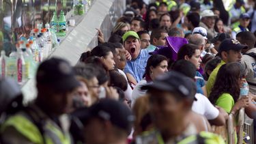 americateve | Un comprador bosteza mientras hace una fila en la tienda Traki que tiene precios reducidos, en Caracas, Venezuela, el viernes 15 de noviembre de 2013. La autoridad electoral dio el s&aacute;bado 16 de noviembre la bandera de partida para la campa&ntilde;a