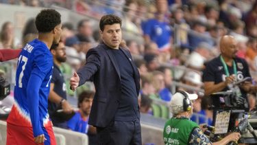 El entrenador argentino de los Estados Unidos, Mauricio Pochettino, llama al centrocampista, Malik Tillman (17) para una sustitución ante Panamá durante la segunda mitad del partido amistoso el sábado 12 de octubre de 2024, en Austin, Texas. (AP Foto/Rodolfo Gonzalez)