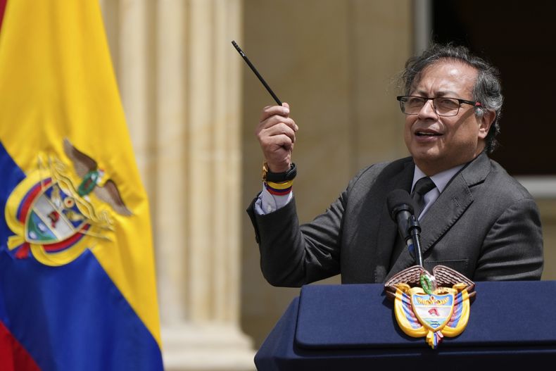 El presidente de Colombia, Gustavo Petro, habla durante la ceremonia con los equipos indígenas y militares que participaron en la búsqueda y rescate de los cuatro niños indígenas que sobrevivieron a un accidente de avioneta y estuvieron perdidos 40 días en las selva en una ceremonia en Bogotá, Colombia, el lunes 16 de junio de 2023. (AP Foto/Fernando Vergara)
