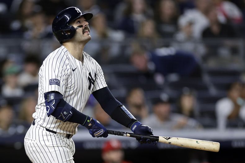 Austin Welles, de los Yankees de Nueva York, batea un jonrón de dos carreras en el encuentro del viernes 30 de agosto de 2024, ante los Cardenales de San Luis (AP Foto/Adam Hunger)
