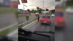 cuba: ninos pidiendo limosna fuera del aeropuerto internacional de la habana reflejan la crisis social del pais