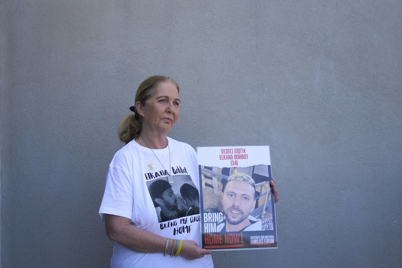 Ruhama Bohbot, madre del rehén Elkana Bohbot, con un retrato de él en su vivienda en Mevaseret Zion, Israel, el 7 de mayo del 2025. (AP foto/Maya Alleruzzo)