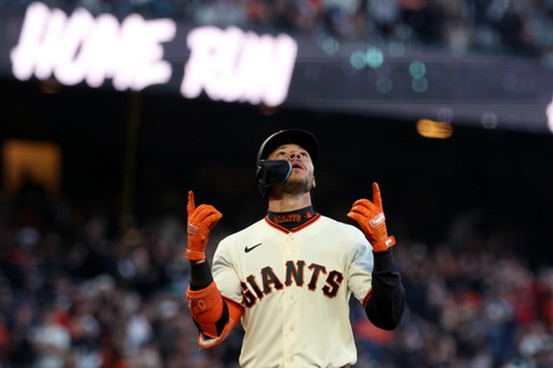 Grant McCray, de los Gigantes de San Francisco, celebra después de conectar un jonrón de dos carreras durante la cuarta entrada del juego de béisbol de Grandes Ligas contra los Cerveceros de Milwaukee, el lunes 27 de julio de 2026, en San Francisco. (AP Foto/Jed Jacobsohn)