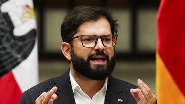 ARCHIVO - El mandatario chileno Gabriel Boric ofrece una conferencia de prensa conjunta con el presidente alemán Frank-Walter Steinmeier en el palacio presidencial de La Moneda en Santiago, Chile, el miércoles 5 de marzo de 2025. (AP Foto/Esteban Félix, Archivo)