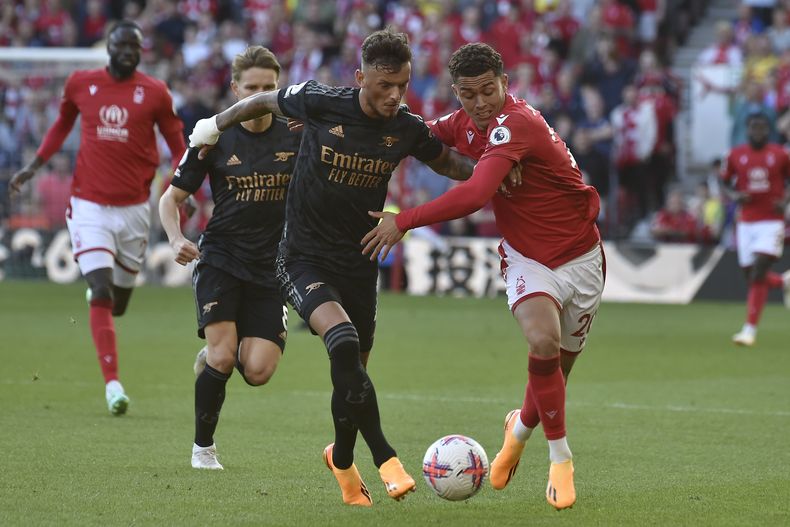 Brennan Johnson del Nottingham Forest pelea por el balón con Ben White del Arsenal en el encuentro de la Ligs Premier el sábado 20 de mayo del 2023. (AP Foto/Rui Vieira)