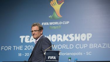 americateve | El secretario general de la FIFA, Jerome Valcke, llega a una conferencia durante un seminario de los equipos que participar&aacute;n en el Mundial el martes, 18 de febrero de 2014, en Florian&oacute;polis, Brasil. (AP Photo/Andre Penner)