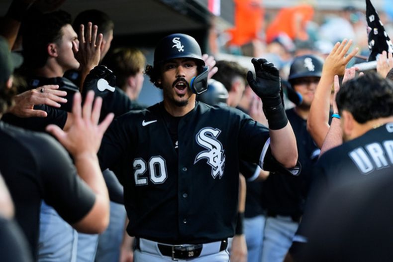 El cubano Miguel Vargas, de los Medias Blancas de Chicago, festeja luego de conseguir un jonrón de dos carreras ante los Tigres de Detroit, el viernes 14 de agosto de 2026 (AP Foto/Paul Sancya)