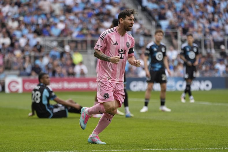 El delantero de Inter Miami Lionel Messi, en primer plano, celebra después de anotar durante la segunda mitad de un partido de fútbol de la MLS contra Minnesota United, el sábado 10 de mayo de 2025, en St. Paul, Minnesota (AP Foto/Abbie Parr)