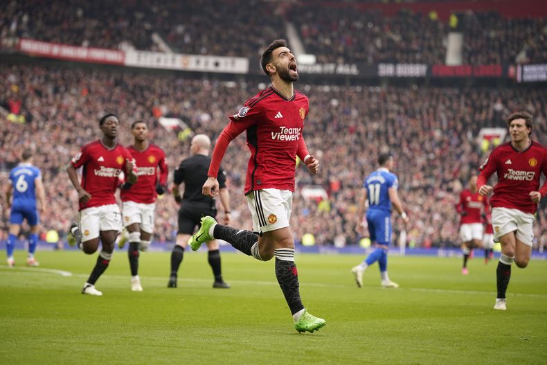 Bruno Fernandesdel Manchester United celebra tras anotar el primer penal en el encuentro ante el Everton en la Liga Premier el sábado 9 de marzo del 2024. (AP Foto/Dave Thompson)
