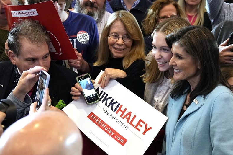 La precandidata presidencial republicana y exembajadora ante la ONU Nikki Haley, a la derecha, posa para una foto con simpatizantes tras hablar en un acto de campaña, el jueves 29 de febrero de 2024, en Richmond, Virginia. (AP Foto/Steve Helber)