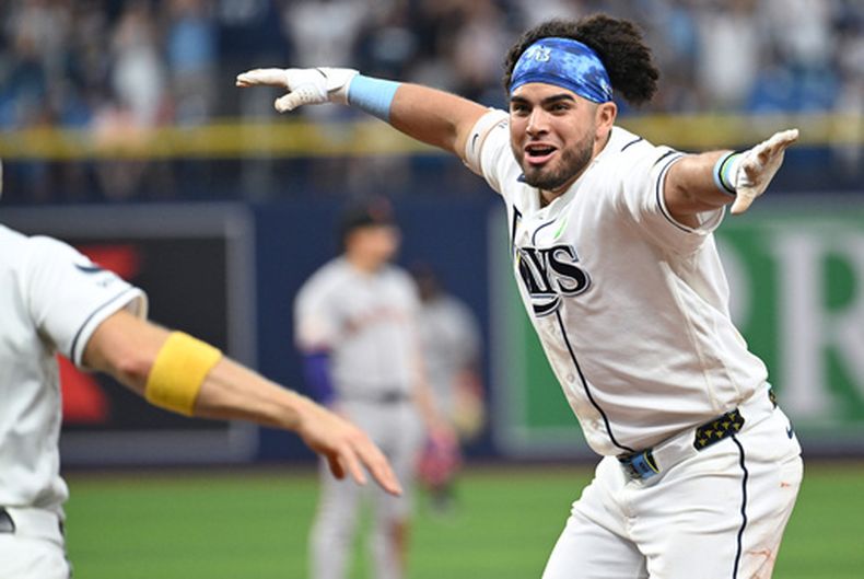 Jonathan Aranda, de los Rays de Tampa Bay, celebra tras su sencillo productor para ganar el partido durante la décima entrada de un partido de béisbol contra los Gigantes de San Francisco, el domingo 3 de mayo de 2026, en St. Petersburg, Florida. (Foto AP/Jason Behnken)
