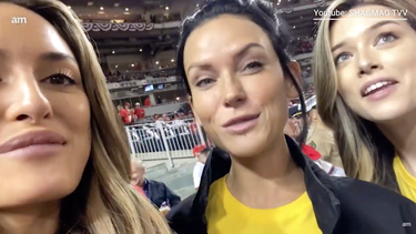 dos modelos que mostraron sus pechos durante un partido de la mlb fueron vetadas de por vida