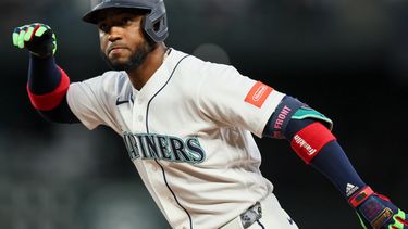 Víctor Robles, de los Marineros de Seattle, reacciona tras conectar un sencillo productor de una carrera en la séptima entrada de un partido de béisbol contra los Angelinos de Los Ángeles, el martes 30 de junio de 2026, en Seattle. (Foto AP/Kevin Ng)
