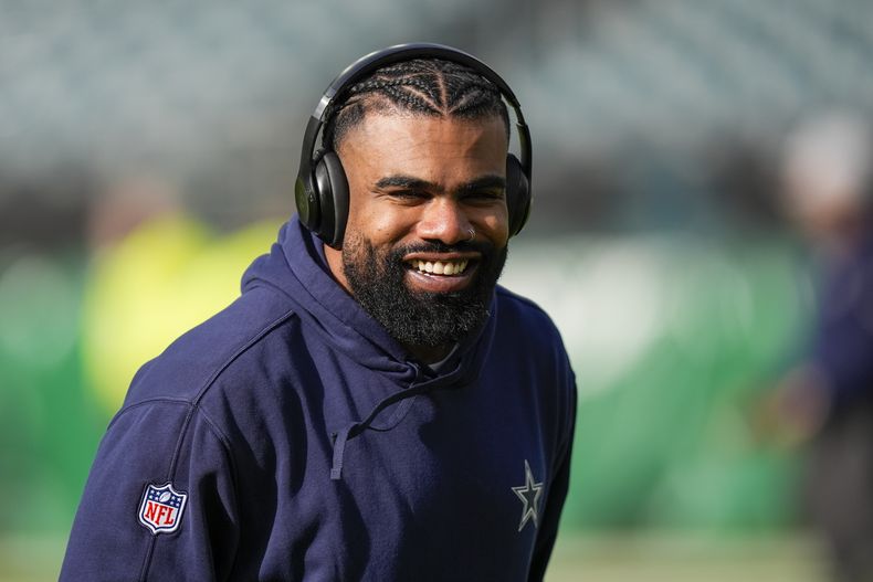 El corredor de los Cowboys de Dallas, Ezekiel Elliott, se ejercita antes de un partido de fútbol americano de la NFL contra los Eagles de Filadelfia, el domingo 29 de diciembre de 2024, en Filadelfia. (AP Foto/Chris Szagola)