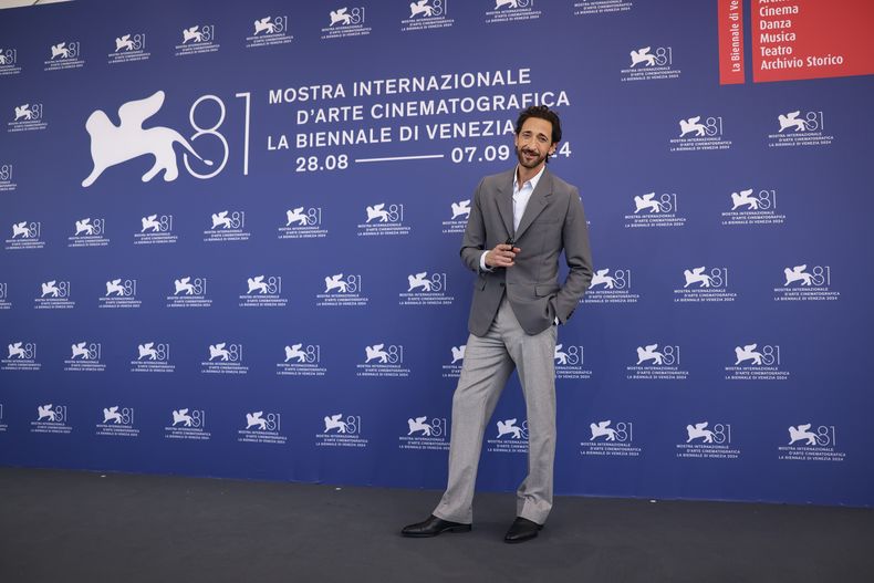 Adrien Brody posa para los fotógrafos en la sesión fotográfica de la película The Brutalist durante la 81ª edición del Festival de Cine de Venecia en Venecia, Italia, el domingo 1 de septiembre de 2024. (Foto Vianney Le Caer/Invision/AP)