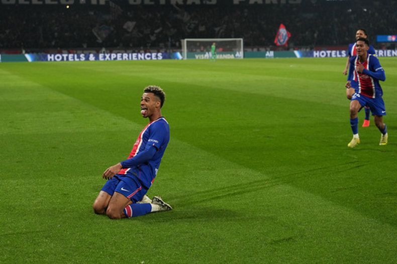 Désiré Doué (izquierda), del PSG, celebra tras anotar el primer gol de su equipo durante el partido de fútbol de la liga francesa entre el París Saint-Germain y el Brest en París, Francia, el domingo 10 de mayo de 2026. (Foto AP/Thibault Camus)